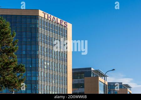 VELIZY-VILLACOUBLAY, FRANKREICH - 3. OKTOBER 2020: Fassade des Gebäudes von Thales Global Services, Tochtergesellschaft von Thales, Elektronikkonzern Stockfoto