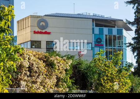 VELIZY-VILLACOUBLAY, FRANKREICH - 3. OKTOBER 2020: Fassade des Hauptgebäudes der Schindler France, Tochtergesellschaft der Schindler Gruppe Stockfoto