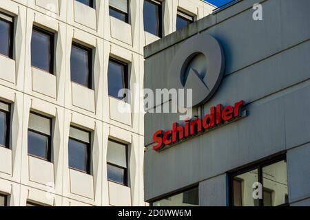 VELIZY-VILLACOUBLAY, FRANKREICH - 3. OKTOBER 2020: Fassade des Hauptgebäudes der Schindler France, Tochtergesellschaft der Schindler Gruppe Stockfoto