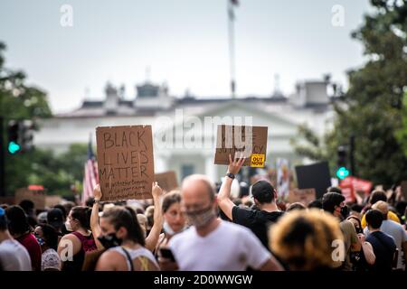 Demonstranten, die Schilder an Black Lives Matter halten, protestieren ein DC Stockfoto