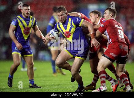 Mike Cooper von Warrington Wolves wurde von Lee Mossop von Salford Red Devils und Joey Lussick während des Coral Challenge Cup, Halbfinale im Totally Wicked Stadium, St. Helens, angegangen. Stockfoto