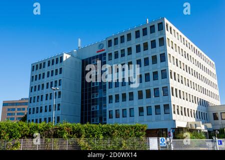 VELIZY-VILLACOUBLAY, FRANKREICH - 3. OKTOBER 2020: Fassade des Hauptgebäudes der Schindler France, Tochtergesellschaft der Schindler Gruppe Stockfoto