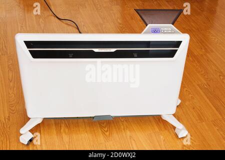 Der elektrische Konvektor im Haushalt erwärmt den Wohnraum. Stockfoto