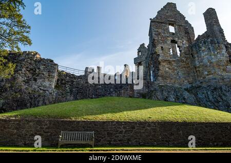 Blick auf die Ruinen einer mittelalterlichen Burg aus dem 13. Jahrhundert, Dirleton Castle, East Lothian, Schottland, Großbritannien Stockfoto