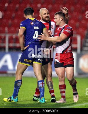 Joey Lussick (rechts) von Salford Red Devils feiert den Sieg mit Teamkollege Gil Dudson während des Coral Challenge Cup, Halbfinale im Totally Wicked Stadium, St. Helens. Stockfoto