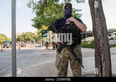 Austin, TX USA 3. Oktober 2020: Mitglieder der This is Texas Freedom Force (TITFF) stehen vor dem Texas Capitol während eines "Constitutional Rights Summit", wo Texaner ermutigt wurden, sich zu äußern und sich gegen "Tyrannei und Regierung über Reichweite" und das Recht auf Waffenführung zu stellen. Kredit: Bob Daemmrich/Alamy Live Nachrichten Stockfoto