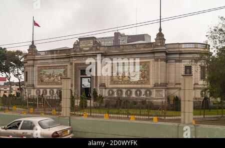 Lima, Peru - 4. Dezember 2008: Institut nacional de cultura museo de arte Italiano, oder italienisches Kulturzentrum und Museum, Gebäude und seine grüne Par Stockfoto