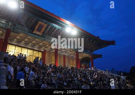 Taipei, APR 24, 2011 - Nachtansicht des Nationaltheaters und der Konzerthalle mit vielen Leuten, die auf der Treppe sitzen Stockfoto