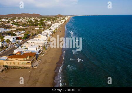 Luftaufnahme von Kino oder Kino Bay, Sonora, Mex im Golf von Kalifornien. kino Strand, pazifischer Ozean, Meer von Cortez Meer, Sand, Strand, Ozean, Tourist am Stockfoto