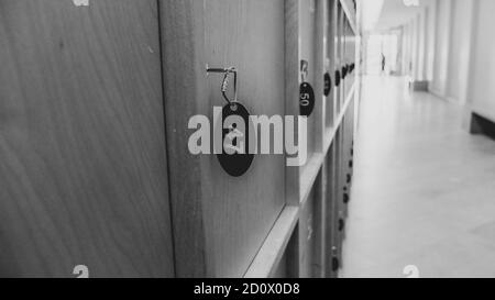 Nahaufnahme von Holzfächern in schwarz und weiß Stockfoto