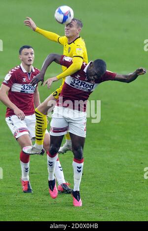 MIDDLESBROUGH, ENGLAND. 3. OKTOBER 2020 Barnsley's Woodrow clasheswith Boro's Bola während des Sky Bet Championship Matches zwischen Middlesbrough und Barnsley im Riverside Stadium, Middlesbrough am Samstag, 3. Oktober 2020. (Kredit: Tom Collins - MI News) Kredit: MI Nachrichten & Sport /Alamy Live Nachrichten Stockfoto