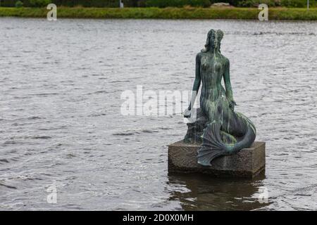 Reykjavik, Island - 27. August 2015: Meerjungfrau von Nina Saemundsson. Denkmal am Ostufer des Tjornin Sees im Stadtzentrum. Stockfoto