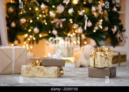 Eingewickelte Weihnachtsgeschenke unter verzierten Tannenbäumen Stockfoto