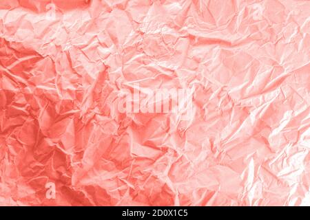 Trendfotografie zum Thema Farbe des Jahres 2019 - lebende Koralle. Orangefarbene Hintergrundstruktur von zerknittertem Papier. Stockfoto