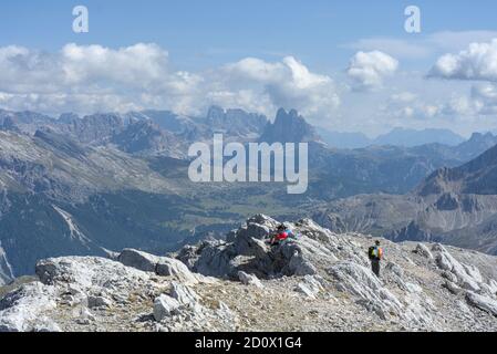 Blick vom Seekofel-Gipfel in Richtung Tre Cime di Lavaredo in den Sextener Dolomiten, Südtirol, Italien Stockfoto