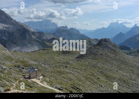 Blick vom Seekofel-Gipfel auf die Biella-Hütte in den Sextener Dolomiten, Südtirol, Italien Stockfoto