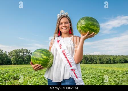Junge Frau hält zwei Wassermelonen, Mardela Springs, MD Stockfoto