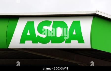 Asda-Logo über einer ihrer Tankstellen neben einem SupermarktGroßbritanniens drittgrößte Supermarktkette Asda wurde von seinem US-Besitzer Walmart verkauft.Milliardär Brüder Mohsin & Zuber Issa und Private Equity-Firma TDR Capital gewann den Bieterkrieg in einem £6,8Milliarden Deal. Die Blackburn-basierten Issa-Brüder besitzen die EG-Gruppe, die sie von einer einzigen Tankstelle im Jahr 2001 an mehr als 6,000 Standorten rund um den Globus und einem Jahresumsatz von £20billion gebaut. Es wird das erste Mal sein, dass Asda seit über 20 Jahren in britischem Besitz ist. Stockfoto