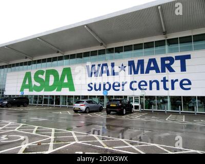 Großes Asda-Logo sowie das des ehemaligen Besitzers Walmart in einem der Superzentren ihres Unternehmens gesehen.Großbritanniens drittgrößte Supermarktkette Asda wurde von seinem US-Besitzer Walmart verkauft.Milliardär Brüder Mohsin & Zuber Issa und Private Equity-Firma TDR Capital gewann den Bieterkrieg in einem £6,8 Milliarden Deal. Die Blackburn-basierten Issa-Brüder besitzen die EG-Gruppe, die sie von einer einzigen Tankstelle im Jahr 2001 an mehr als 6,000 Standorten rund um den Globus und einem Jahresumsatz von £20billion gebaut. Es wird das erste Mal sein, dass Asda seit über 20 Jahren in britischem Besitz ist. Stockfoto