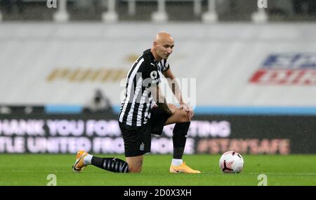 Jonjo Shelvey von Newcastle United unterstützt die Black Lives Matter-Bewegung während des Premier League-Spiels im St. James' Park, Newcastle. Stockfoto