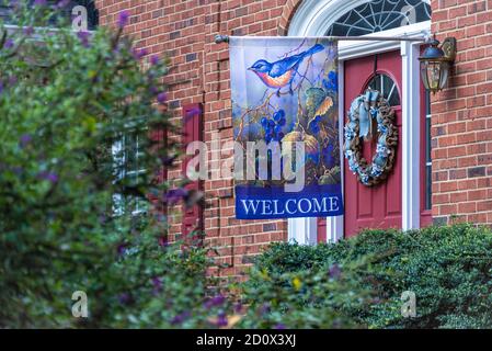 Willkommensflagge am Eingang zu einem gehobenen Ziegelhaus in Lilburn (Metro Atlanta), Georgia. (USA) Stockfoto