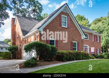 Gehobenes zweistöckiges Ziegelhaus in Lilburn (Metro Atlanta), Georgia. (USA) Stockfoto