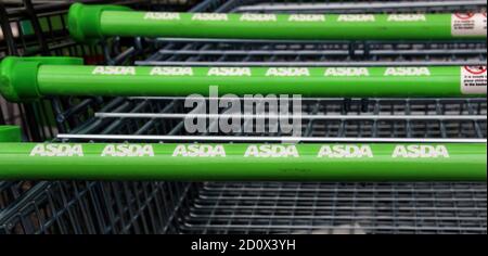 Asda-Logo auf den Brollys außerhalb eines ihrer Superzentren gesehen.Großbritanniens drittgrößte Supermarktkette Asda wurde von seinem US-Besitzer Walmart verkauft.Milliardär Brüder Mohsin & Zuber Issa und Private-Equity-Firma TDR Capital gewann den Bieterkrieg in einem £6,8 Milliarden Deal. Die Blackburn-basierten Issa-Brüder besitzen die EG-Gruppe, die sie von einer einzigen Tankstelle im Jahr 2001 an mehr als 6,000 Standorten rund um den Globus und einem Jahresumsatz von £20billion gebaut. Es wird das erste Mal sein, dass Asda seit über 20 Jahren in britischem Besitz ist. Stockfoto