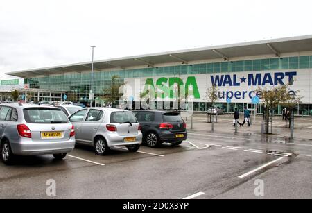 Autos werden vor einer großen Asda und ehemaligen Besitzer Walmart Superzentren geparkt gesehen.Großbritanniens drittgrößte Supermarktkette Asda wurde von seinem US-Besitzer Walmart verkauft.Milliardär Brüder Mohsin & Zuber Issa und Private-Equity-Firma TDR Capital gewann den Bieterkrieg in einem £6,8Milliarden-Deal. Die Blackburn-basierten Issa-Brüder besitzen die EG-Gruppe, die sie von einer einzigen Tankstelle im Jahr 2001 an mehr als 6,000 Standorten rund um den Globus und einem Jahresumsatz von £20billion gebaut. Es wird das erste Mal sein, dass Asda seit über 20 Jahren in britischem Besitz ist. Stockfoto