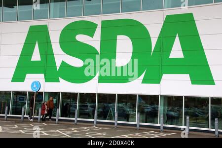 Großes Asda-Logo in einem der SuperstoreGroßbritanniens drittgrößte Supermarktkette Asda wurde von seinem US-amerikanischen Eigentümer Walmart verkauft.die Milliardärsbrüder Mohsin & Zuber Issa und die Private-Equity-Firma TDR Capital gewannen den Bieterkrieg in einem £6,8 Milliarden Deal. Die Blackburn-basierten Issa-Brüder besitzen die EG-Gruppe, die sie von einer einzigen Tankstelle im Jahr 2001 an mehr als 6,000 Standorten rund um den Globus und einem Jahresumsatz von £20billion gebaut. Es wird das erste Mal sein, dass Asda seit über 20 Jahren in britischem Besitz ist. Stockfoto