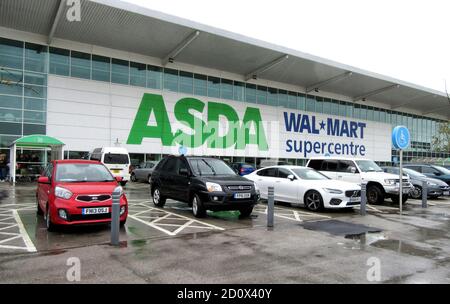 Autos werden vor einer großen Asda und ehemaligen Besitzer Walmart Superzentren geparkt gesehen.Großbritanniens drittgrößte Supermarktkette Asda wurde von seinem US-Besitzer Walmart verkauft.Milliardär Brüder Mohsin & Zuber Issa und Private-Equity-Firma TDR Capital gewann den Bieterkrieg in einem £6,8Milliarden-Deal. Die Blackburn-basierten Issa-Brüder besitzen die EG-Gruppe, die sie von einer einzigen Tankstelle im Jahr 2001 an mehr als 6,000 Standorten rund um den Globus und einem Jahresumsatz von £20billion gebaut. Es wird das erste Mal sein, dass Asda seit über 20 Jahren in britischem Besitz ist. Stockfoto