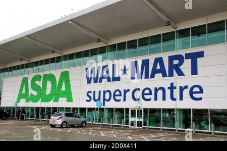 Großes Asda-Logo sowie das des ehemaligen Besitzers Walmart auf einem der Superzentren ihres Unternehmens gesehen.Großbritanniens drittgrößte Supermarktkette Asda wurde von seinem US-Besitzer Walmart verkauft.Milliardär Brüder Mohsin & Zuber Issa und Private-Equity-Firma TDR Capital gewann den Bieterkrieg in einem £6,8 Milliarden-Deal. Die Blackburn-basierten Issa-Brüder besitzen die EG-Gruppe, die sie von einer einzigen Tankstelle im Jahr 2001 an mehr als 6,000 Standorten rund um den Globus und einem Jahresumsatz von £20billion gebaut. Es wird das erste Mal sein, dass Asda seit über 20 Jahren in britischem Besitz ist. Stockfoto