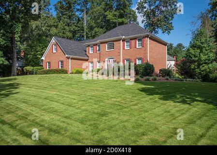 Gehobenes zweistöckiges Ziegelhaus in Lilburn (Metro Atlanta), Georgia. (USA) Stockfoto