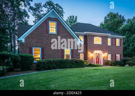 Gehobenes Ziegelhaus in der Dämmerung in Metro Atlanta, Georgia. (USA) Stockfoto