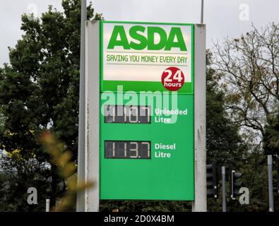 London, Großbritannien. Oktober 2020. Asda-Logo über einer ihrer Tankstellen neben einem Supermarkt zu sehen.Großbritanniens drittgrößte Supermarktkette Asda wurde von seinem US-Besitzer Walmart verkauft.Milliardär Brüder Mohsin & Zuber Issa und Private-Equity-Firma TDR Capital gewann den Bieterkrieg in einem Â£6,8 Milliarden Deal. Die Blackburn-basierten Issa-Brüder besitzen die EG-Gruppe, die sie von einer einzigen Tankstelle im Jahr 2001 an mehr als 6,000 Standorten rund um den Globus und einem Jahresumsatz von Â£20billion gebaut. Es wird das erste Mal sein, dass Asda seit über 20 Jahren in britischem Besitz ist. (Bild: © Keith Stockfoto