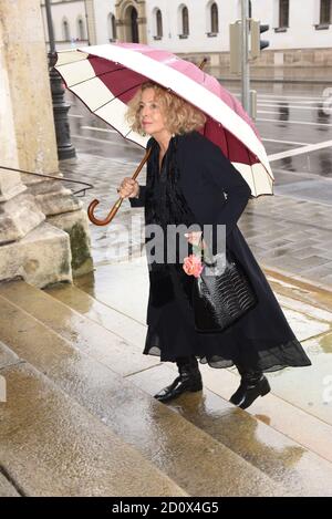 München, Deutschland. Oktober 2020. Die Schauspielerin Michaela May kommt zum Gedenkgottesdienst für Star-Figaro Gerhard Meir in der St. Ludwig Kirche. Quelle: Ursula Düren/dpa/Alamy Live News Stockfoto