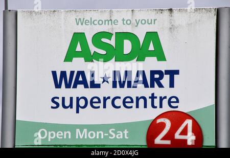 London, Großbritannien. Oktober 2020. Asda Walmart Logo auf einem Willkommenstafel in einem ihrer von einem Super-Center gesehen.Großbritanniens drittgrößte Supermarktkette Asda wurde von seinem US-Besitzer Walmart verkauft.Milliardär Brüder Mohsin & Zuber Issa und Private-Equity-Firma TDR Capital gewann den Bieterkrieg in einem Â£6,8Milliarden-Deal. Die Blackburn-basierten Issa-Brüder besitzen die EG-Gruppe, die sie von einer einzigen Tankstelle im Jahr 2001 an mehr als 6,000 Standorten rund um den Globus und einem Jahresumsatz von Â£20billion gebaut. Es wird das erste Mal sein, dass Asda seit über 20 Jahren in britischem Besitz ist. (Bild: Stockfoto