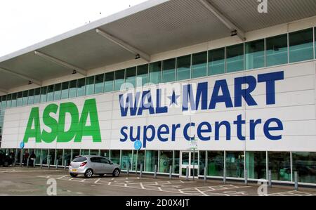 London, Großbritannien. Oktober 2020. Großes Asda-Logo sowie das des ehemaligen Besitzers Walmart auf einem der Superzentren ihres Unternehmens gesehen.Großbritanniens drittgrößte Supermarktkette Asda wurde von seinem US-Besitzer Walmart verkauft.Milliardär Brüder Mohsin & Zuber Issa und Private-Equity-Firma TDR Capital gewann den Bieterkrieg in einem Â£6,8 Milliarden-Deal. Die Blackburn-basierten Issa-Brüder besitzen die EG-Gruppe, die sie von einer einzigen Tankstelle im Jahr 2001 an mehr als 6,000 Standorten rund um den Globus und einem Jahresumsatz von Â£20billion gebaut. Es wird das erste Mal sein, dass Asda seit über 20 in britischem Besitz ist Stockfoto