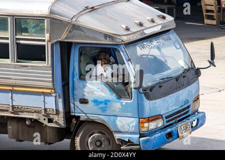 SAMUT PRAKAN, THAILAND, JULI 01 2020, der traditionelle billige Transport - LKW-Bus dreht sich an der Endstation. Stockfoto