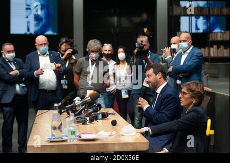 Salvini mit seiner Anwältin Giulia Bongiorno während der Pressemitteilung gesehen.Liga-Parteivorsitzenden Matteo Salvini erschien vor dem Richter in Catania für den Fall im Zusammenhang mit der angeblich illegalen Inhaftierung von Immigranten. Nach der Entscheidung des Gerichts wird am 20. November eine neue Anhörung stattfinden, bei der Premierminister Giuseppe Conte und Außenminister Luigi Di Maio als Zeugen vertreten sind. Im Anschluss an die Entscheidung des Gerichts Salvini, hielt eine Pressemitteilung und traf seine Anhänger. Stockfoto