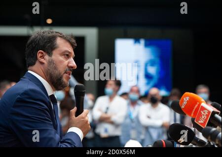 Matteo Salvini hielt Reden während der Pressemitteilung. Liga-Parteivorsitzenden Matteo Salvini erschien vor dem Richter in Catania für den Fall im Zusammenhang mit der angeblich illegalen Inhaftierung von Einwanderern. Nach der Entscheidung des Gerichts wird am 20. November eine neue Anhörung stattfinden, bei der Premierminister Giuseppe Conte und Außenminister Luigi Di Maio als Zeugen vertreten sind. Im Anschluss an die Entscheidung des Gerichts Salvini, hielt eine Pressemitteilung und traf seine Anhänger. Stockfoto