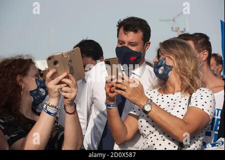 Matteo Salvinis sah, wie er nach der Pressemitteilung Selfies mit seinem Unterstützer machte.der Parteivorsitzenden der Liga, Matteo Salvini, erschien vor dem Richter in Catania wegen des Falles, der sich auf die angeblich illegale Inhaftierung von Einwanderern bezog. Nach der Entscheidung des Gerichts wird am 20. November eine neue Anhörung stattfinden, bei der Premierminister Giuseppe Conte und Außenminister Luigi Di Maio als Zeugen vertreten sind. Im Anschluss an die Entscheidung des Gerichts Salvini, hielt eine Pressemitteilung und traf seine Anhänger. Stockfoto