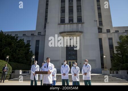 Bethesda, Vereinigte Staaten. Oktober 2020. Dr. med. CDR Sean P. Conley, Arzt des Präsidenten, wird von einem Team von Ärzten begleitet, da er am Samstag, den 3. Oktober 2020, im Walter Reed National Military Medical Center in Bethesda, Maryland, einen aktuellen Stand über den Zustand des US-Präsidenten Donald J. Trump vorstellt. Der Präsident ist bei Walter Reed zur Behandlung nach seinem Test positiv für COVID am Freitag. Pool Foto von Rod Lampey/UPI Kredit: UPI/Alamy Live Nachrichten Stockfoto