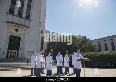 Bethesda, Vereinigte Staaten. Oktober 2020. Dr. med. CDR Sean P. Conley, Arzt des Präsidenten, wird von einem Team von Ärzten begleitet, da er am Samstag, den 3. Oktober 2020, im Walter Reed National Military Medical Center in Bethesda, Maryland, einen aktuellen Stand über den Zustand des US-Präsidenten Donald J. Trump vorstellt. Der Präsident ist bei Walter Reed zur Behandlung nach seinem Test positiv für COVID am Freitag. Pool Foto von Rod Lampey/UPI Kredit: UPI/Alamy Live Nachrichten Stockfoto