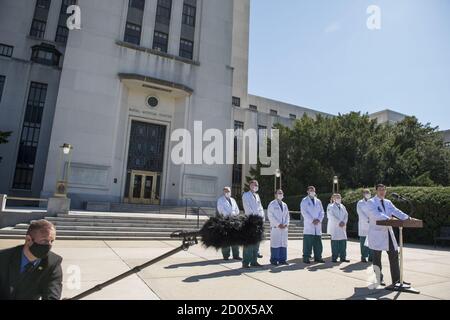 Bethesda, Vereinigte Staaten. Oktober 2020. Dr. med. CDR Sean P. Conley, Arzt des Präsidenten, wird von einem Team von Ärzten begleitet, da er am Samstag, den 3. Oktober 2020, im Walter Reed National Military Medical Center in Bethesda, Maryland, einen aktuellen Stand über den Zustand des US-Präsidenten Donald J. Trump vorstellt. Der Präsident ist bei Walter Reed zur Behandlung nach seinem Test positiv für COVID am Freitag. Pool Foto von Rod Lampey/UPI Kredit: UPI/Alamy Live Nachrichten Stockfoto