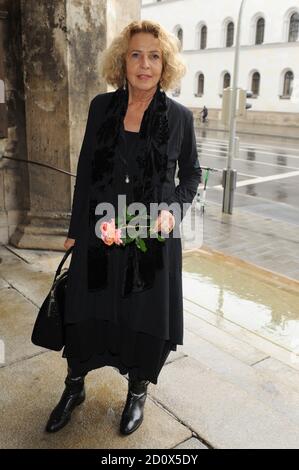 München, Deutschland. Oktober 2020. Die Schauspielerin Michaela May kommt zum Gedenkgottesdienst für Star-Figaro Gerhard Meir in der St. Ludwig Kirche. Quelle: Ursula Düren/dpa/Alamy Live News Stockfoto