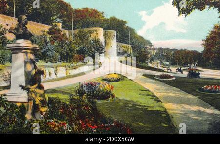 Eine historische Ansicht des Denkmals für Doktor Duchenne de Boulogne in der Nähe des Gradstors in Boulogne, Pas-de-Calais, Frankreich, von einer Postkarte c.early 1900s genommen. Stockfoto