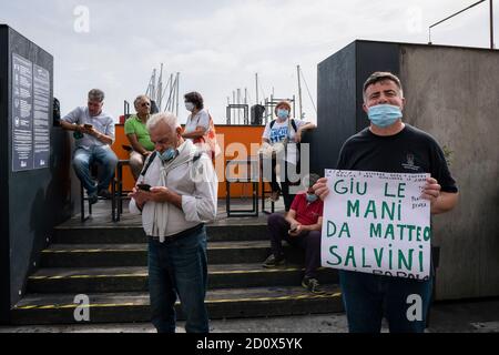 Catania, Italien. Januar 2016. Ein Unterstützer mit einem Plakat sah warten auf Matteo Salvini.Liga-Partei Führer, Matteo Salvini erschien vor dem Richter in Catania für den Fall im Zusammenhang mit Immigranten angeblich illegale Inhaftierung. Nach der Entscheidung des Gerichts wird am 20. November eine neue Anhörung stattfinden, bei der Premierminister Giuseppe Conte und Außenminister Luigi Di Maio als Zeugen vertreten sind. Im Anschluss an die Entscheidung des Gerichts Salvini, hielt eine Pressemitteilung und traf seine Anhänger. Kredit: Valeria Ferraro/SOPA Images/ZUMA Wire/Alamy Live Nachrichten Stockfoto