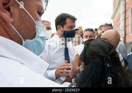 Catania, Italien. Januar 2016. Matteo Salvini sah nach der Pressemitteilung Grüße an seine Anhänger.der Parteivorsitzenden der Liga, Matteo Salvini, erschien vor dem Richter in Catania wegen des Falles, der sich auf die angeblich illegale Inhaftierung von Einwanderern bezog. Nach der Entscheidung des Gerichts wird am 20. November eine neue Anhörung stattfinden, bei der Premierminister Giuseppe Conte und Außenminister Luigi Di Maio als Zeugen vertreten sind. Im Anschluss an die Entscheidung des Gerichts Salvini, hielt eine Pressemitteilung und traf seine Anhänger. Kredit: Valeria Ferraro/SOPA Images/ZUMA Wire/Alamy Live Nachrichten Stockfoto