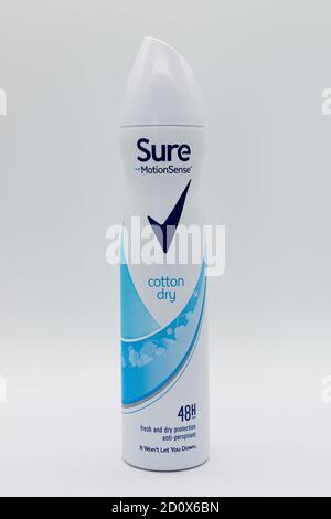 Irvine, Scotland, UK - 01. Oktober 2020: Dose of Sure Branded Motion Sense Anti-Transpirant in Aluminiumbox und Kunststoffplatte, die recycelbar ist. Stockfoto