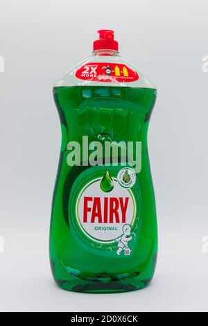 Irvine, Schottland, UK - 01. Oktober 2020: Plastikflasche von Green Fairy Original Liquid, in der sowohl Flasche als auch Kappe recyclebar sind. Stockfoto